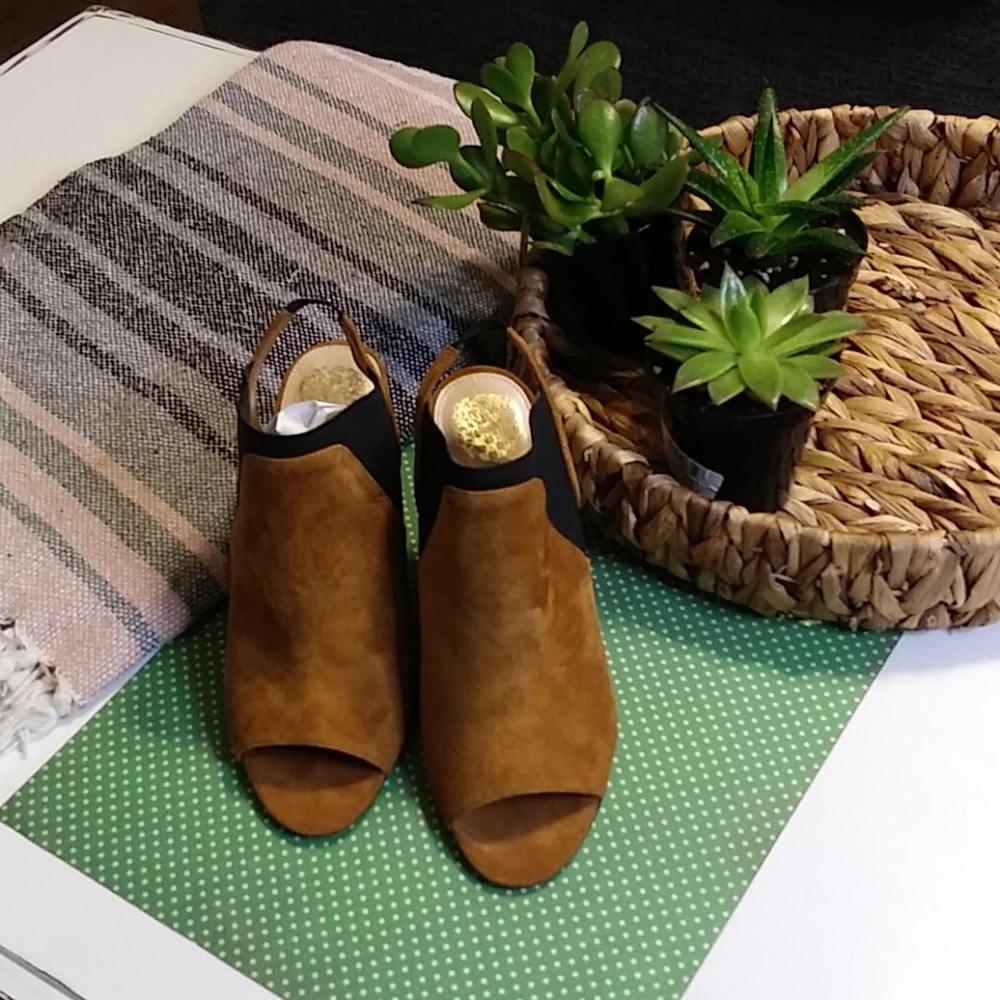 EUC Vince Camuto Suede Wedges